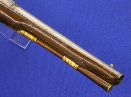 Voy a colocar unas fotos de un arma larga alemana de llave de mecha del siglo XVI. 112