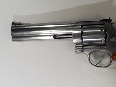 Vendo SMITH WESSON del calibre 44 MAG de 6 pulgadas y de acero inoxidable en perfectisimo estado por 900€ 01