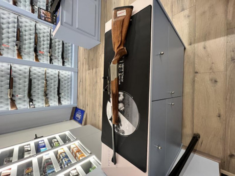 Pues eso, rifle Blaser r93 standard maderas +, con monturas de 30 incluidas. 

El rifle está en una armería 01