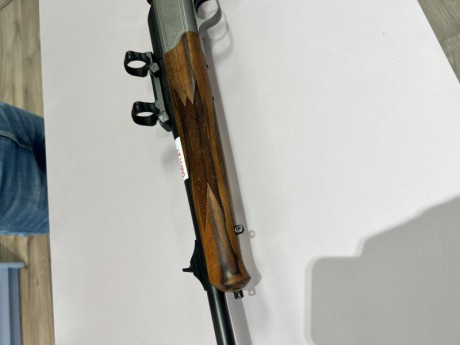 Pues eso, rifle Blaser r93 standard maderas +, con monturas de 30 incluidas. 

El rifle está en una armería 00