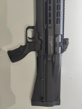 Vendo escopeta táctica utas uts 15, tiene 2 filas de carga de 7 cartuchos cada una y un selector, se puede 01