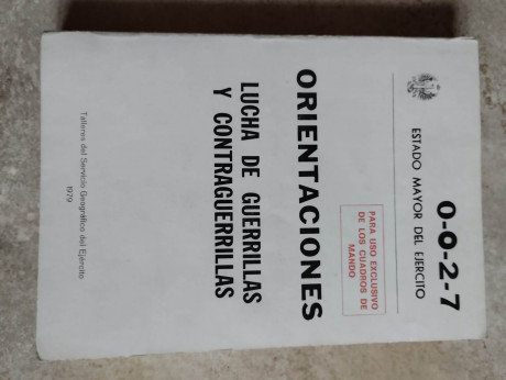 Vendo los siguientes libros, pertenecientes a un Comandante del ET. Algunos están firmados por el comandante, 00