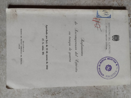 Vendo los siguientes libros, pertenecientes a un Comandante del ET. Algunos están firmados por el comandante, 11