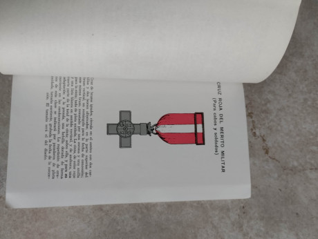 Vendo los siguientes libros, pertenecientes a un Comandante del ET. Algunos están firmados por el comandante, 22