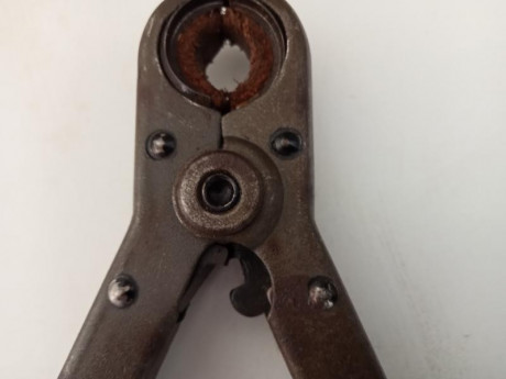Muy buenas.
Vendo este bípode para CETME C, en buen estado, con cizalla corta alambre y extensible en 01