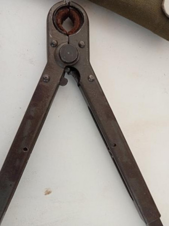 Muy buenas.
Vendo este bípode para CETME C, en buen estado, con cizalla corta alambre y extensible en 00