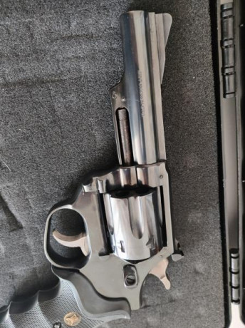 Vendo mi revolver Astra 357 magnum en 4 pulgadas en excelente estado como se podrá ver en las fotos, el 01