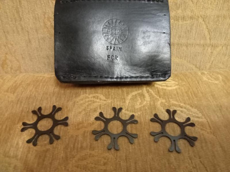 Muy buenas.
También una funda Astra de cuero de cinturón, para cargadores rápidos de tambor o clips municionados. 01