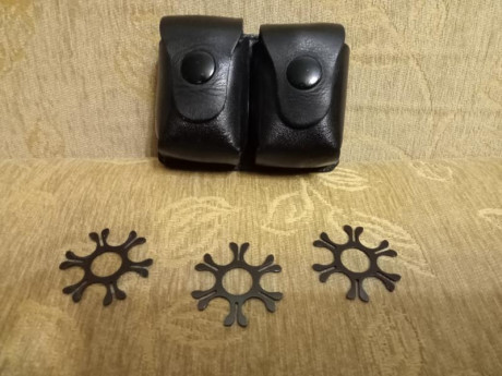 Muy buenas.
También una funda Astra de cuero de cinturón, para cargadores rápidos de tambor o clips municionados. 00