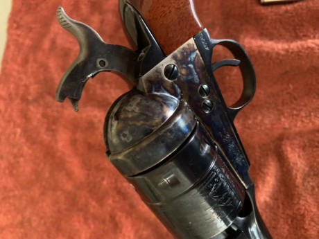 Un compañero vende revolver Uberti 1871 Richards, calibre 45 long colt, guiado en F.Es muy nuevo en excelente 02