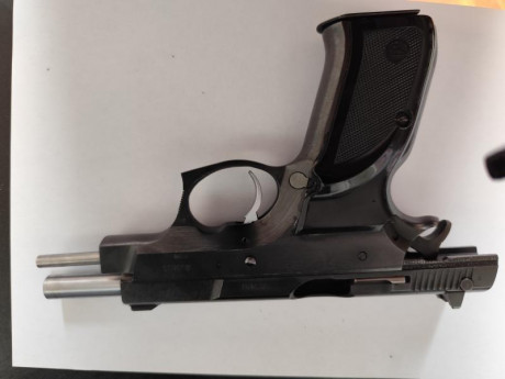 Copia de la Cz 75 de la marca china NORINCO.

Guiada en F

Está en buen estado estético y de funcionamient. 00