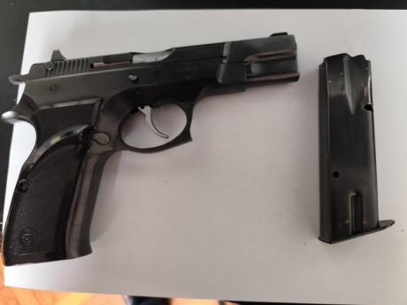 Copia de la Cz 75 fabricada por NORINCO

Guiada en F

En buen estado estético y de funcionamiento 02
