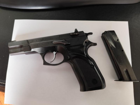 Copia de la Cz 75 fabricada por NORINCO

Guiada en F

En buen estado estético y de funcionamiento 01