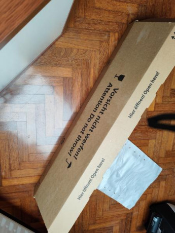 Nueva prácticamente, en su caja. Comprada en el mes de mayo. Sin marcas ni rasguños.
Sólo estrenada,. 00