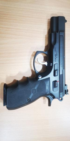 Pongo a la venta mi CZ de 9 mm, junto con el kit del 22 lr. con cachas Hogue. Cada una de las correderas 02