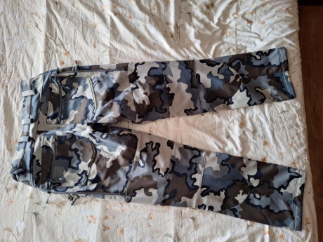 Hola a todos,

VENDO Pantalon KUIU modelo Axis Hybrid. 
Talla: 36 (americana, se corresponde con la Levis).

Solo 01