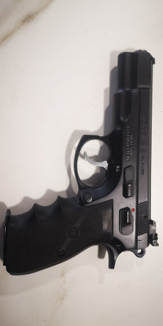 Pongo a la venta mi CZ de 9 mm, junto con el kit del 22 lr. con cachas Hogue. Cada una de las correderas 22