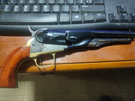 1862 Colt Police Uberti calibre 36 
El modelo 1862 Police es una miniatura del modelo 1860 Army. 250€ 01