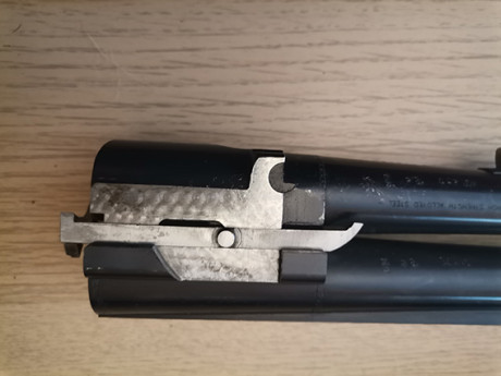 Escopeta superpuesta Beretta 686E 
Calibre 12
Cañon 76''
choques Dos y una estrellas 
Estado impecable
No 02