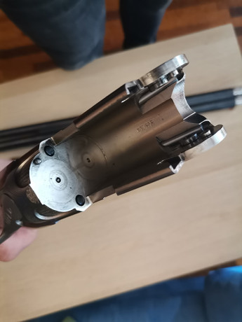 Escopeta superpuesta Beretta 686E 
Calibre 12
Cañon 76''
choques Dos y una estrellas 
Estado impecable
No 00