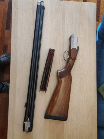 Escopeta superpuesta Beretta 686E 
Calibre 12
Cañon 76''
choques Dos y una estrellas 
Estado impecable
No 10
