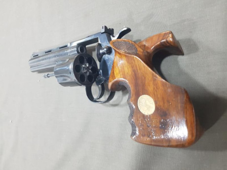 Vendo colt Python cal 357mag de 6 pulgadas practicamente nuevo por 1000€ transporte incluido.
Saludos. 02