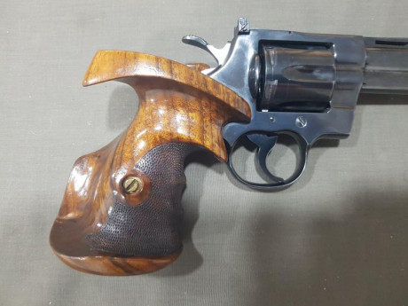 Vendo colt Python cal 357mag de 6 pulgadas practicamente nuevo por 1000€ transporte incluido.
Saludos. 00