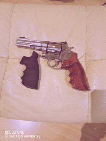 Vendo revolver Smith wesson 617 calibre 22lr 10tiros 4pulgadas de cañón muy nuevo precio 1000 euro con 10