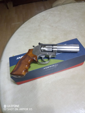 Vendo revolver Smith wesson 617 calibre 22lr 10tiros 4pulgadas de cañón muy nuevo precio 1000 euro con 20