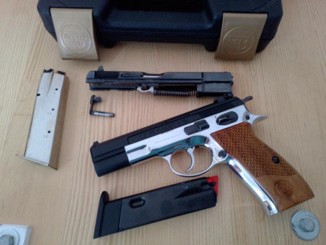Hola amigos! ya que se muestran tantas armas buenas creo que a los propietarios de una cz 75 se nos tendría 160