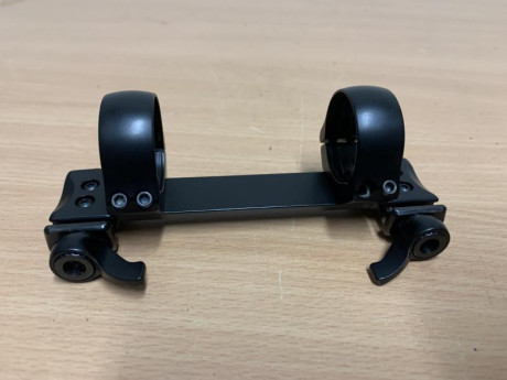Hola, vendo monturas recknagel de 30mm para merkel helix. Perfecto estado. Le faltan dos tornillos. Precio 00
