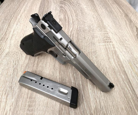 Se vende esta pistola SW modelo 5906 Target Champion, Performance Center, en 5 pulgadas de cañon, y en 52