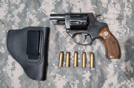 Vendo revólver marca Astra de 2" calibre 38 especial con tambor de 5 cartuchos, regalo dos fundas 01
