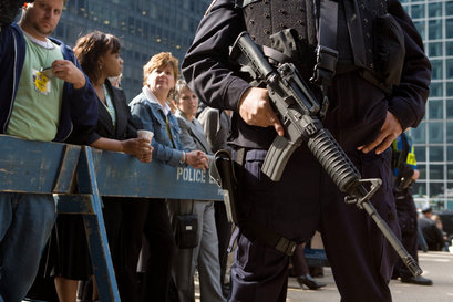 Compañeros,

En vista de las ganas de algunos (Elcafe, Wilcow, Vrakk, etc) por adivinar armas de películas 10