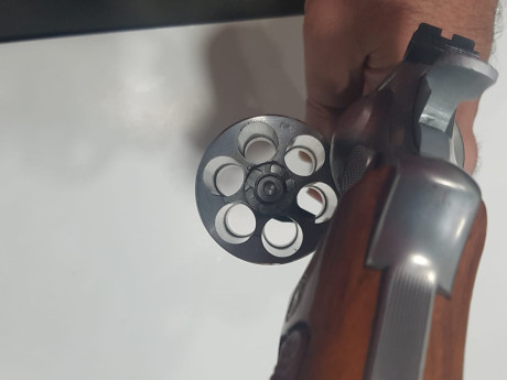 Vendo SMITH WESSON del calibre 44 MAG de 6 pulgadas y de acero inoxidable en perfectisimo estado por 900€ 22