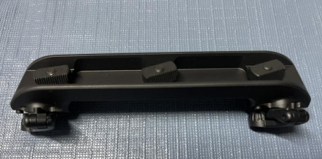 Hola..
Vendo esta montura de carril Zeiss,valida para Leica,Meopta y Docter…NO Swarovski !!

En un estado 01