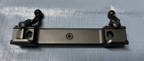 Hola..
Vendo esta montura de carril Zeiss,valida para Leica,Meopta y Docter…NO Swarovski !!

En un estado 12