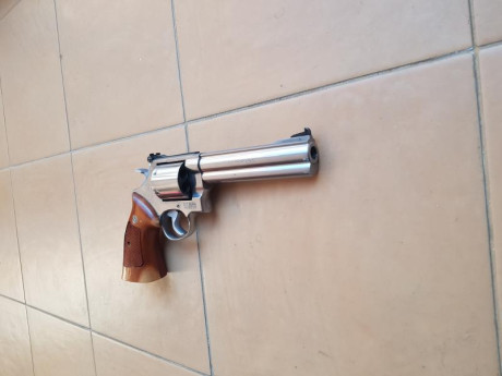 Vendo SMITH WESSON del calibre 44 MAG de 6 pulgadas y de acero inoxidable en perfectisimo estado por 900€ 32
