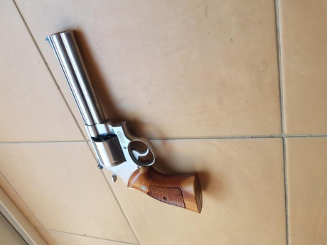 Vendo SMITH WESSON del calibre 44 MAG de 6 pulgadas y de acero inoxidable en perfectisimo estado por 900€ 30