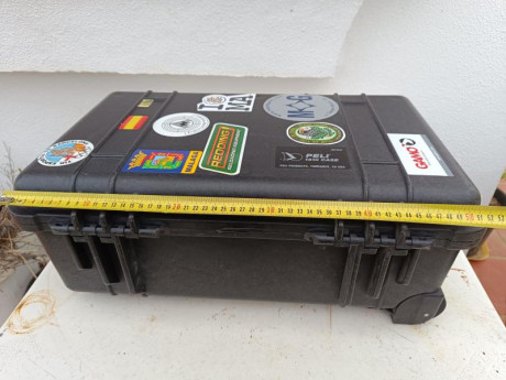 Vendo Maletín Peli con ruedas y medidas según se ve en las fotos. Tiene dos bandejas, inferior para portar 12