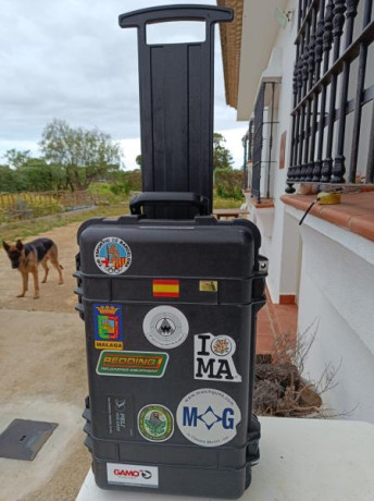 Vendo Maletín Peli con ruedas y medidas según se ve en las fotos. Tiene dos bandejas, inferior para portar 22