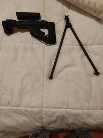Hola.  Vendo estos accesorios , el bipode es el original de quita y pon tambien es peglave  sobre el rifle.culata 00