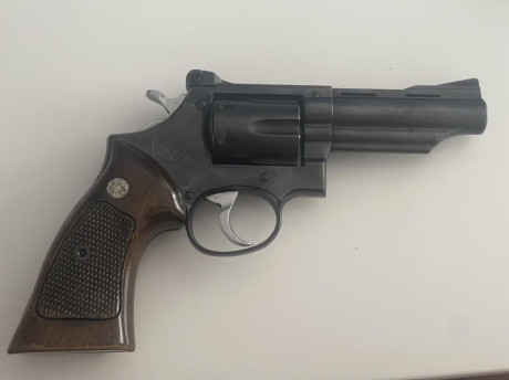 Revolver en perfecto estado revisado tanto de mecánica como de estética. Con él se puede disparar munición 02