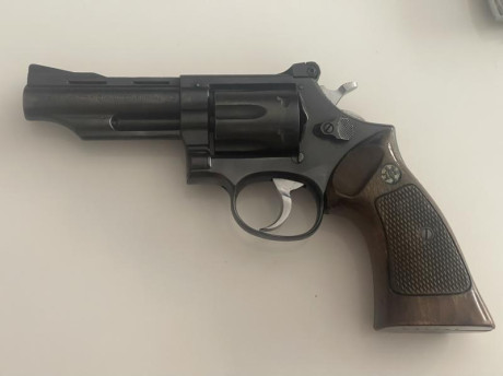 Revolver en perfecto estado revisado tanto de mecánica como de estética. Con él se puede disparar munición 01