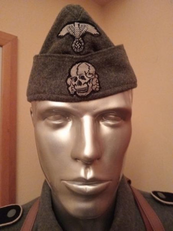 Lo dicho. 2 gorras, una con visera y tapa orejas. Ambas con la calavera de las Waffen SS. EXCELENTE REPRODUCCIÓN. 01