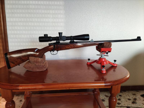 Hola, vendo un CZ 550 del .30-06, lleva pelo francés, está en muy buenas condiciones, lleva visor con 32