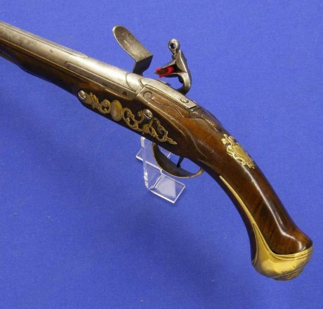 Voy a colocar unas fotos de un arma larga alemana de llave de mecha del siglo XVI. 131