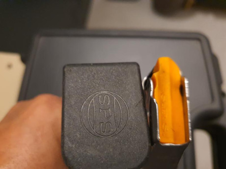 Cambio estos dos cargadores calibre .40 S&W. Por otros similares en 9mm/38 s. Están igual que nuevos, 01