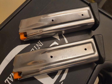 Cambio estos dos cargadores calibre .40 S&W. Por otros similares en 9mm/38 s. Están igual que nuevos, 00