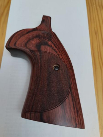 Vendo cachas originales de revolver 686 international, nunca usadas, totalmente impecables, comprado a 02